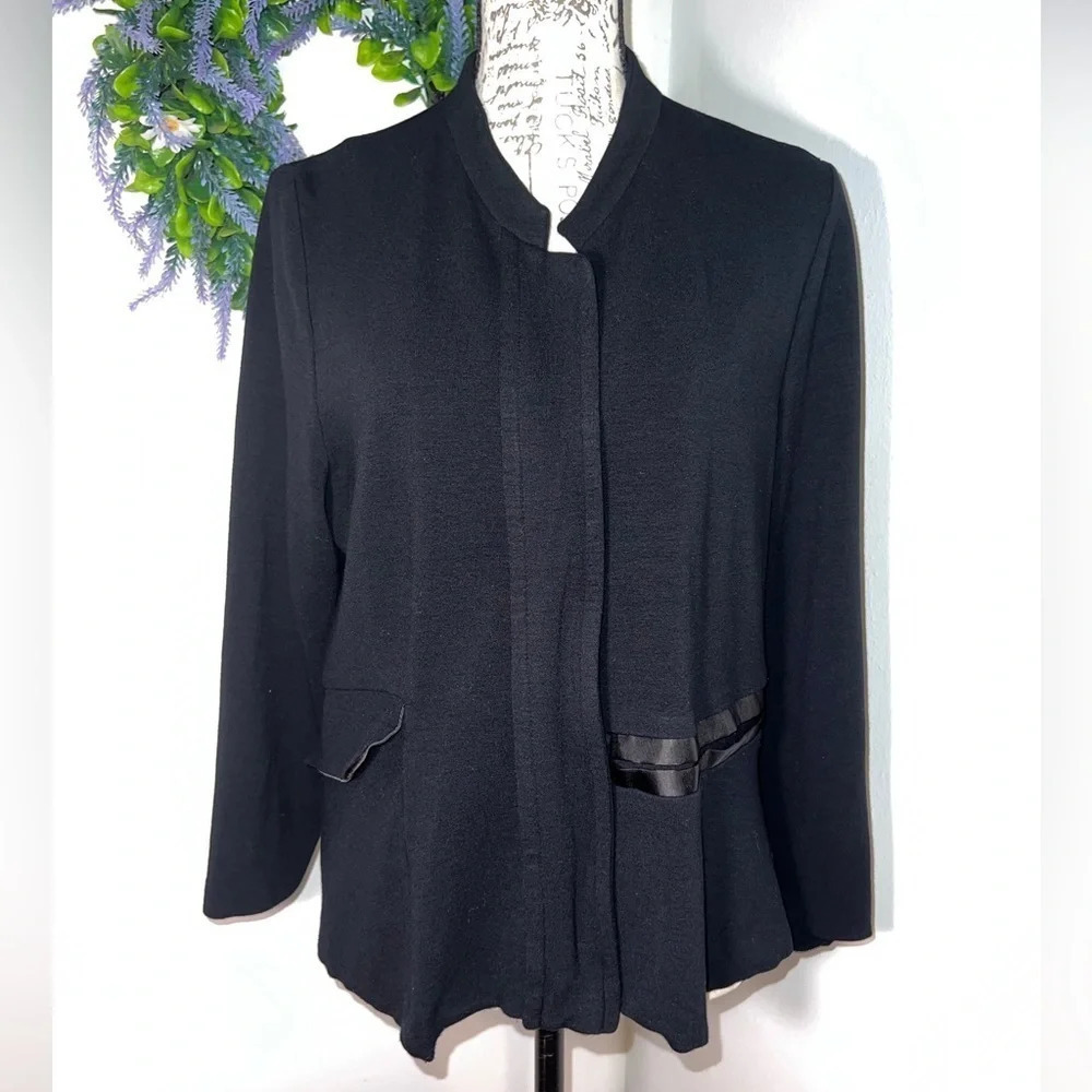 Harriet Kassman, XL, hidden button front longsleeve, satin‎ trim stretchy jacket